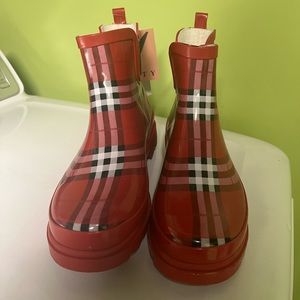 This colorful rain boats in great condition